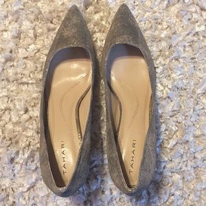 Tahari Metallic kitten heel pumps 👠!
